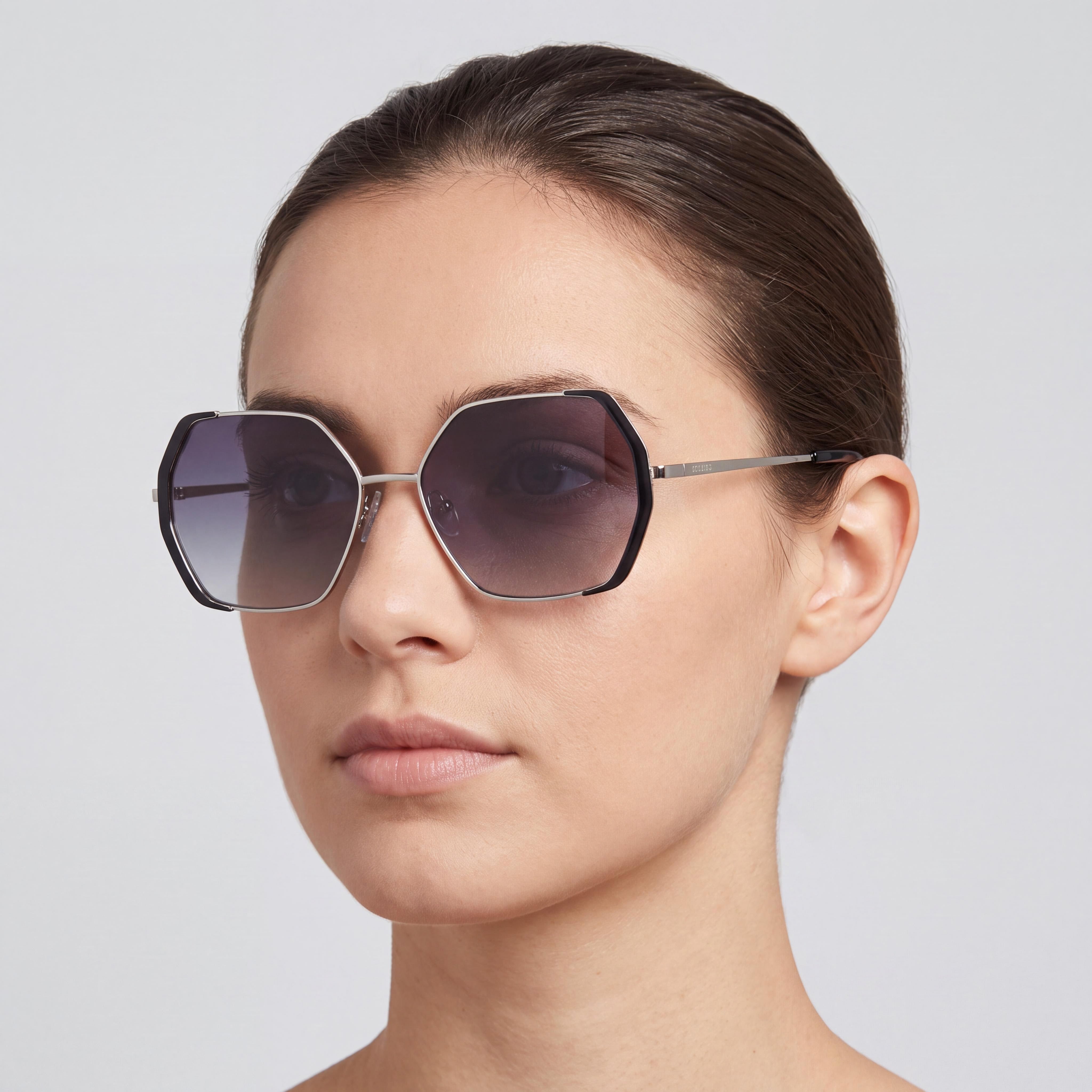 GUESS Women's GF0387 Clear Plastic Frame Sunglasses with 100% UV Gradient Smoke Lenses 57mm, Photo 4