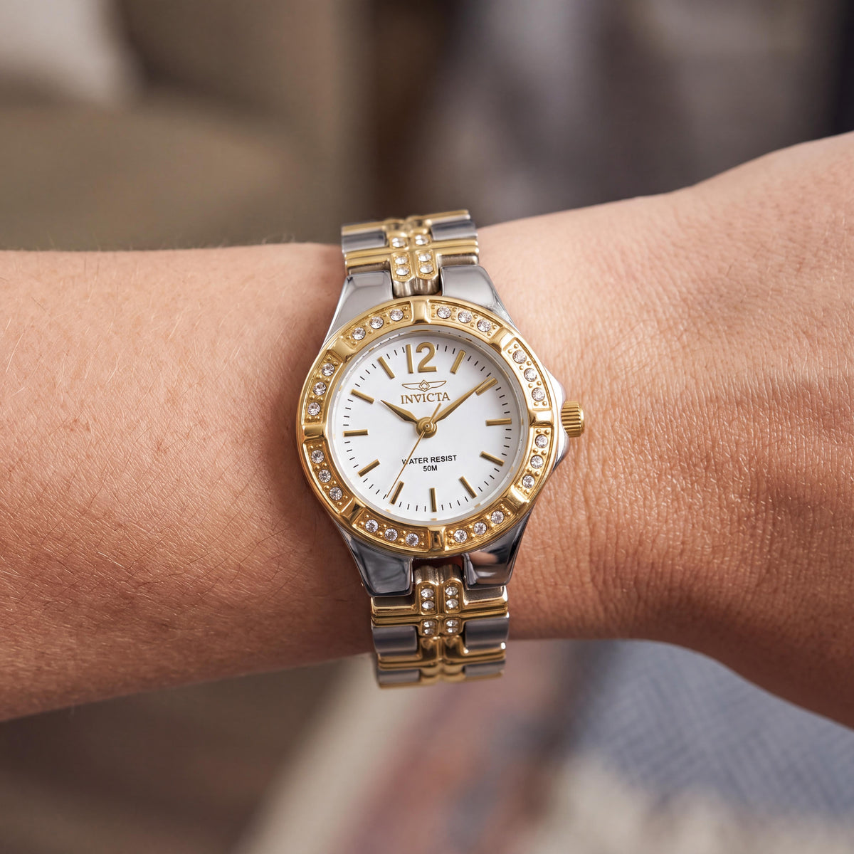 Reloj de pulsera Invicta para mujer de la colección Wildflower, con esfera blanca en tono dorado, acentos de cristal y cuarzo suizo resistente al agua, Photo 3