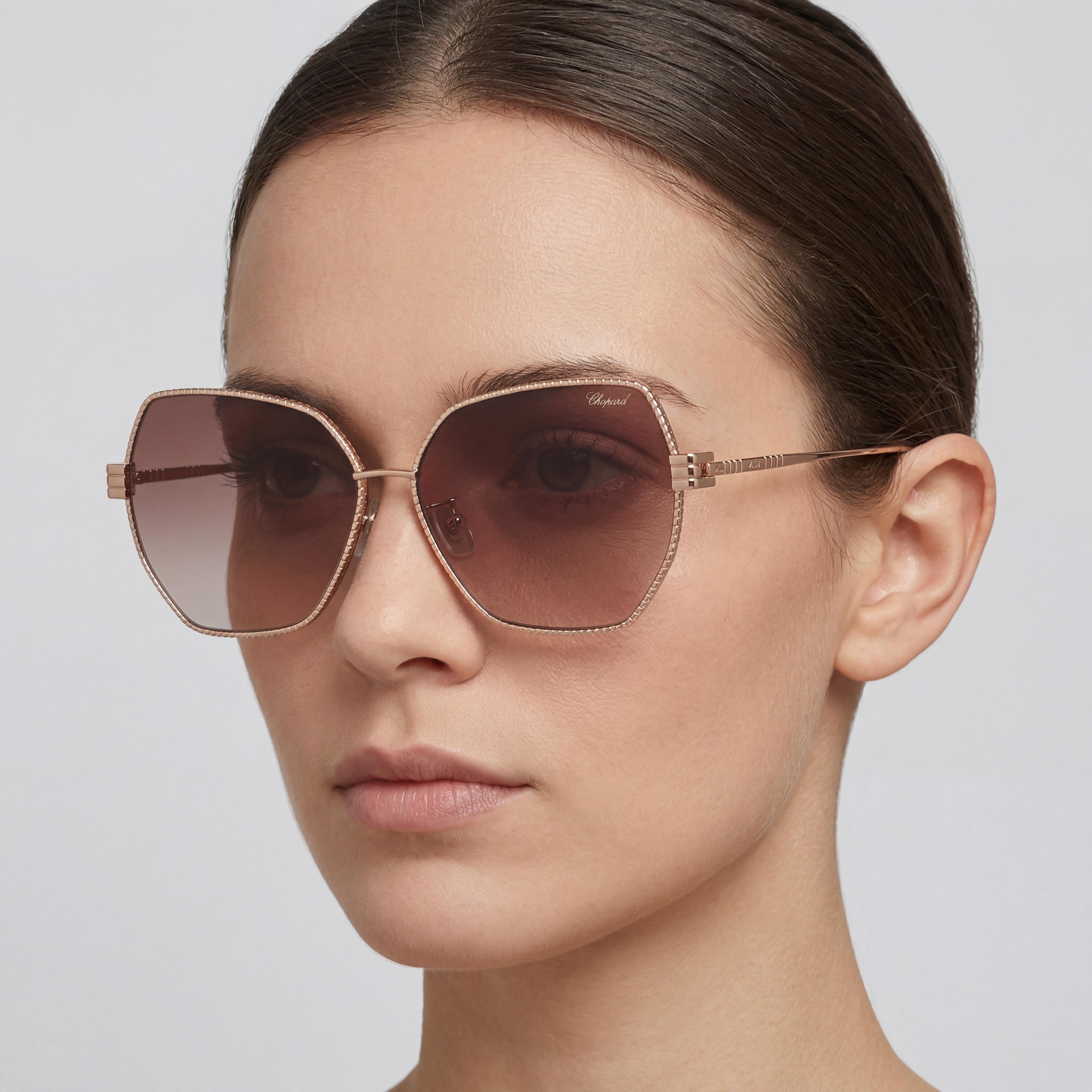 Gafas de sol Chopard SCHL28M para mujer, estilo casual, en titanio, dorado y cobre brillante, con lentes con protección UV, color marrón degradado violeta, 59-15-135, Photo 3