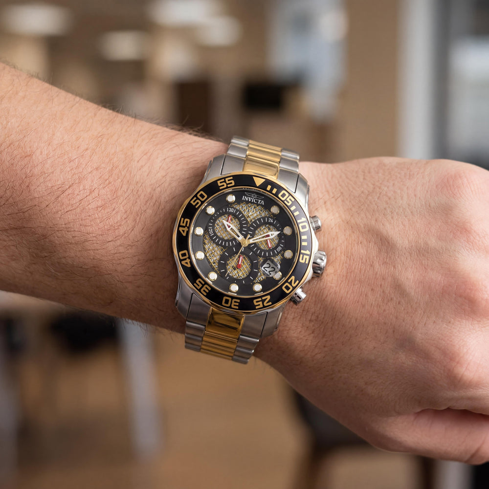 Invicta Pro Diver 19839 Reloj de buceo cronógrafo de acero inoxidable bitono para hombre con esfera negra y dorada de 49 mm