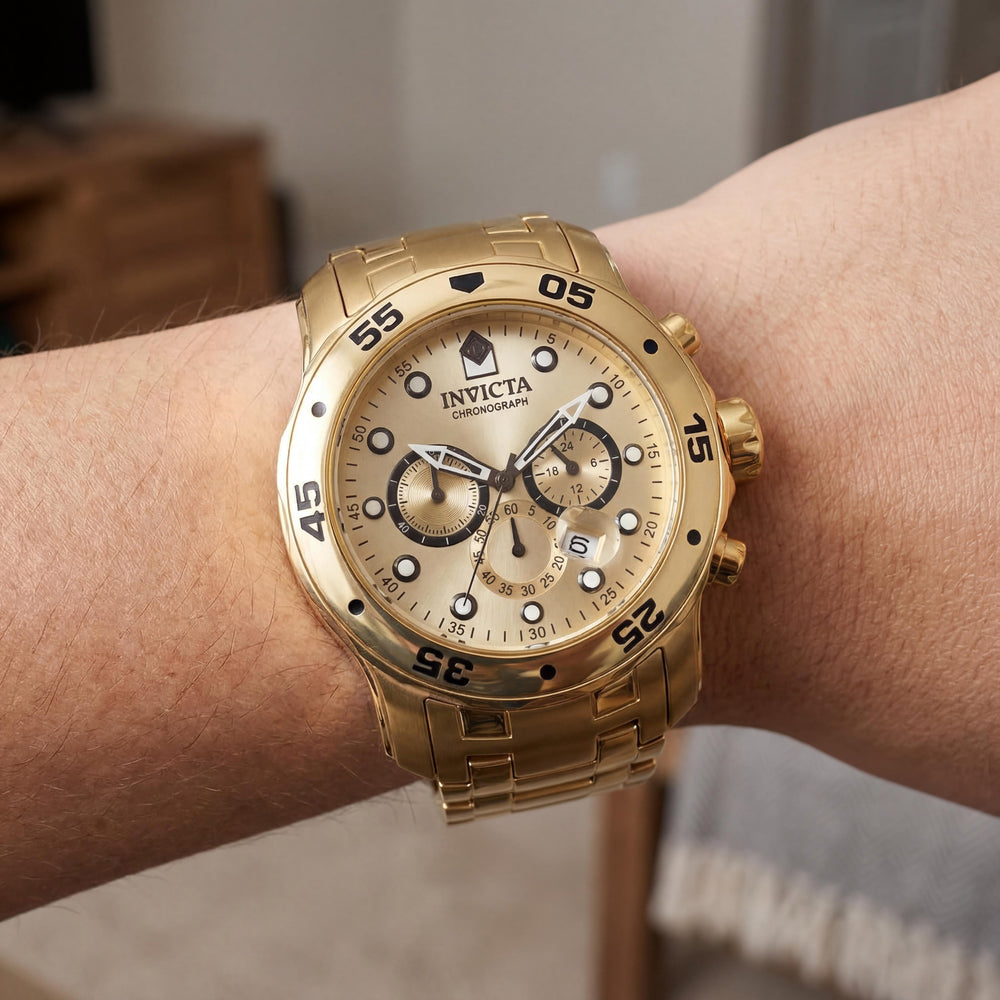 Reloj Invicta Unisex Diver de Cuarzo, Acero Inoxidable Chapado en Oro, Esfera Dorada, Cronógrafo, Resistente al Agua 200M