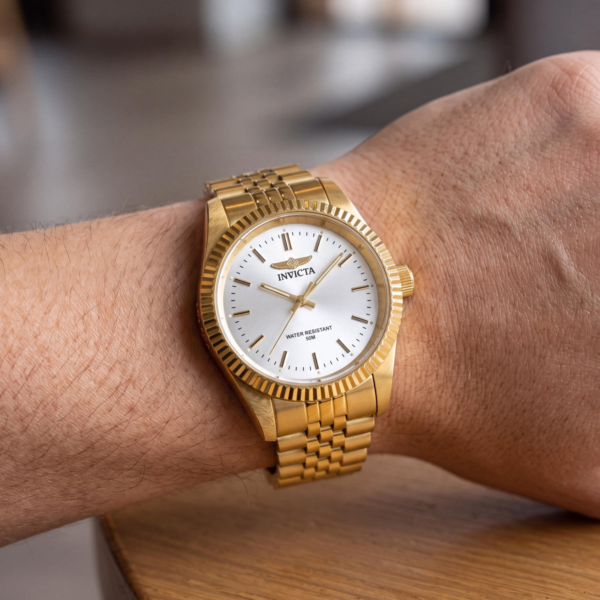 Reloj Invicta Specialty Collection de 36 mm con brazalete de acero inoxidable en tono dorado para hombre y mujer, Photo 4