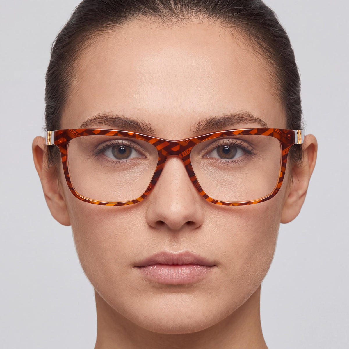 Gafas unisex Versace, montura de plástico con estampado de monograma habana, ancho de lente 55 mm, puente 17 mm, varilla 145 mm, Photo 4