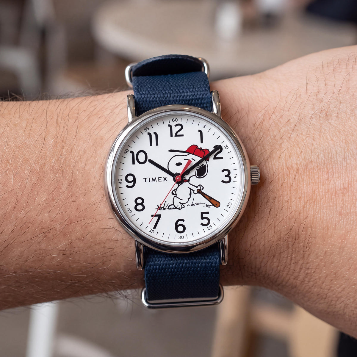 Reloj Timex Casual Sport con tema de Snoopy de Peanuts para hombre con correa azul deslizable, caja plateada de 38 mm, esfera blanca, Photo 4