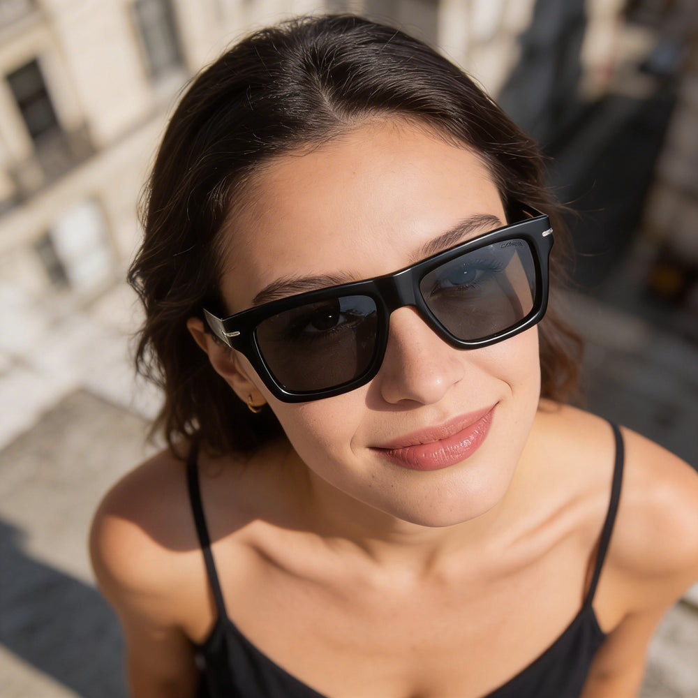 Gafas de sol rectangulares clásicas unisex Carrera con montura de plástico negro y lentes polarizadas grises de 54 mm