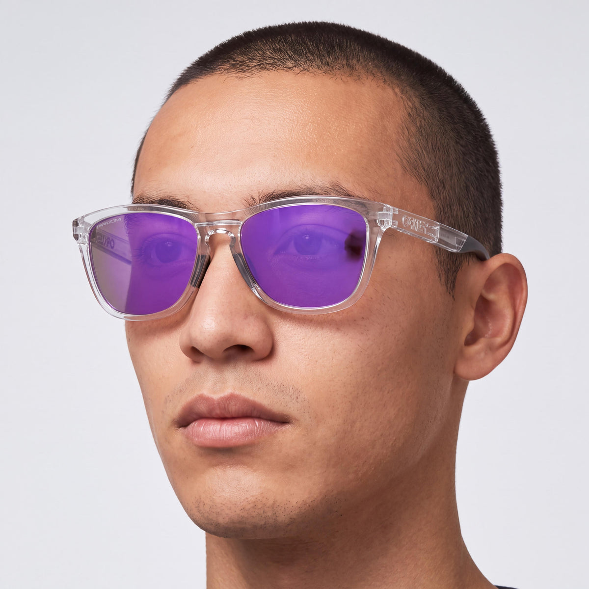 Gafas de sol unisex cuadradas Oakley 0OO9284, montura transparente mate, lentes Prizm violeta no polarizadas, 100 % protección UV, 55 mm, Photo 5