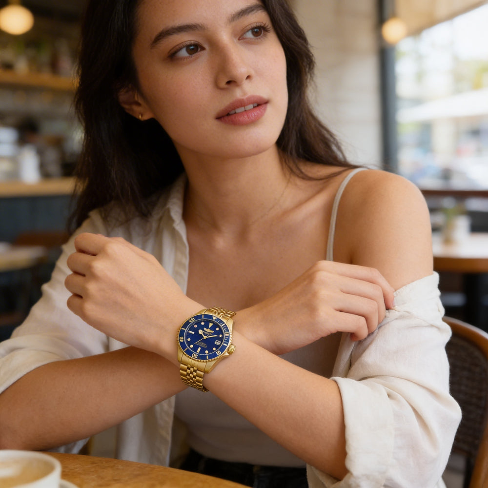 Reloj de buceo de cuarzo Invicta Pro Diver para mujer con fecha, caja dorada y esfera azul de 34 mm.