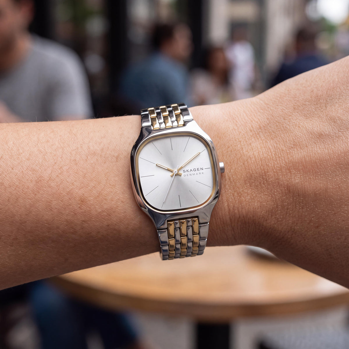 SKAGEN DENMARK Mellem Lille Reloj de mujer de 28 mm de acero inoxidable bicolor dorado y plateado resistente a los arañazos, Photo 4