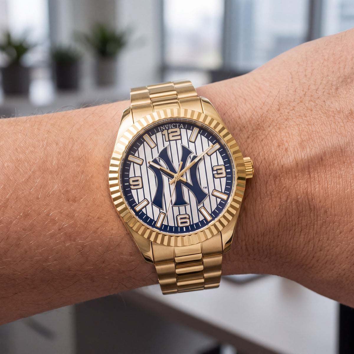 Invicta Specialty New York 49864 Reloj de cuarzo unisex con brazalete de acero inoxidable dorado y esfera plateada de 43 mm, Photo 4