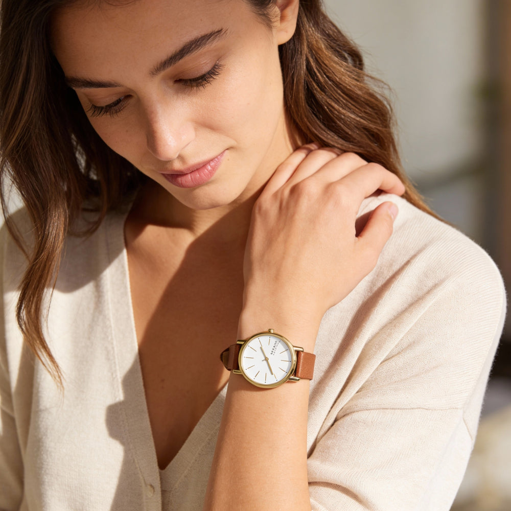 SKAGEN DENMARK Reloj Signatur Lille para mujer, de acero inoxidable dorado, de piel marrón y esfera blanca de 30 mm