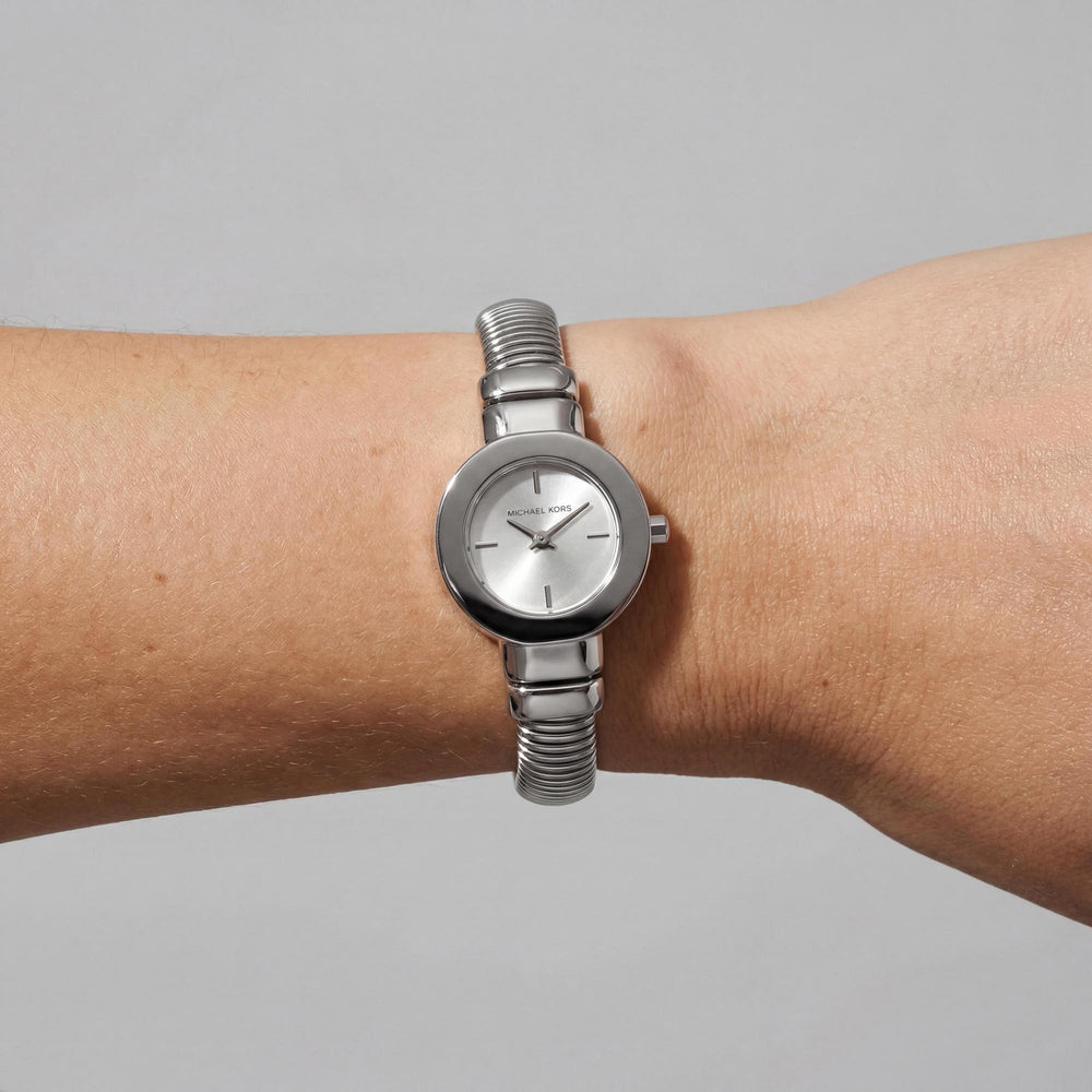 Reloj clásico Michael Kors Gramercy para mujer, de acero inoxidable plateado, de cuarzo, de 21 mm y resistente al agua.