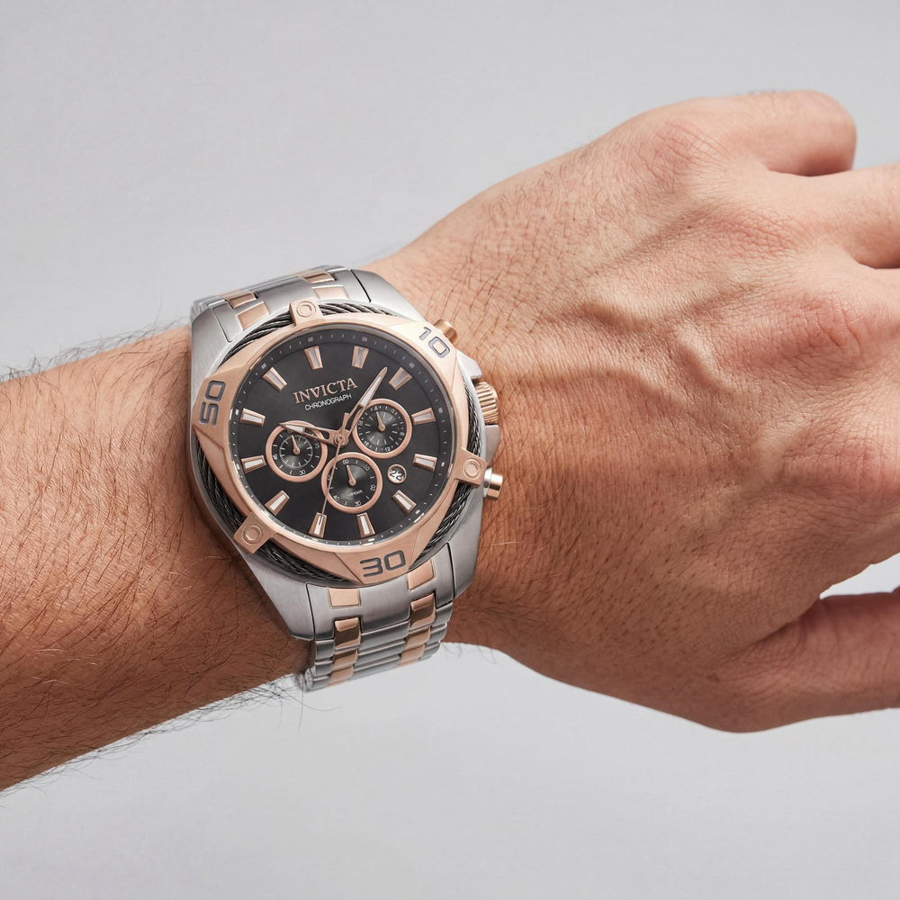 Reloj Invicta Bolt para hombre, cronógrafo de cuarzo de 50 mm, acero inoxidable bicolor, esfera gris, resistente al agua hasta 100 m.