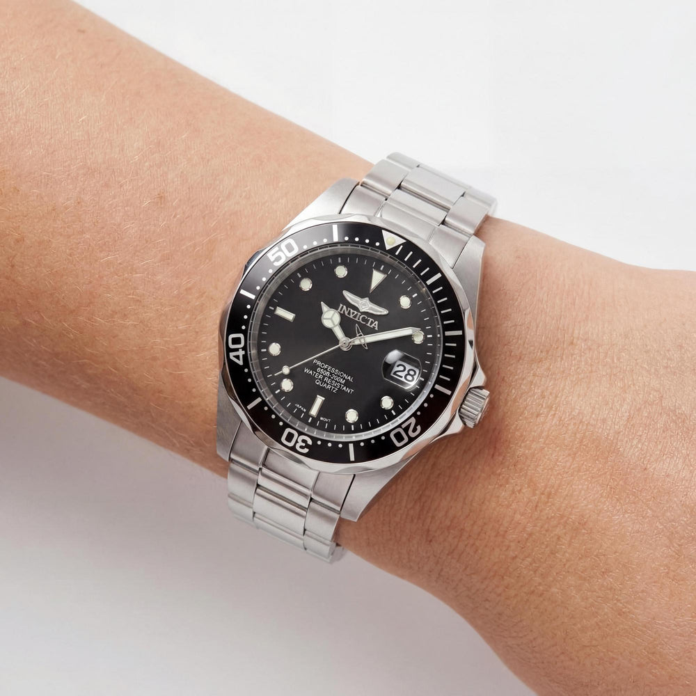 Reloj Invicta de cuarzo plateado y negro para mujer, 37,5 mm, brilla en la oscuridad, resistente al agua hasta 200 m.