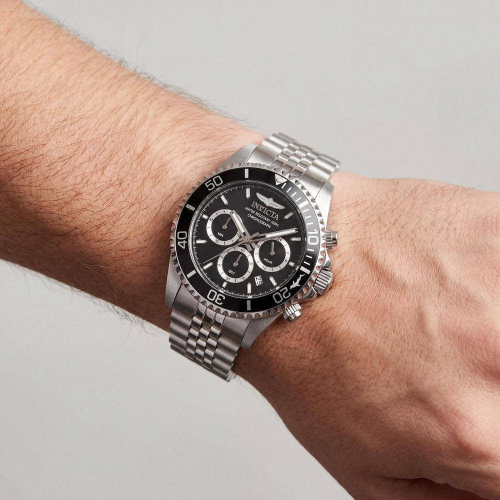 Reloj de cuarzo Invicta Pro Diver Classic para hombre, 43 mm, esfera negra y bisel de acero inoxidable plateado.