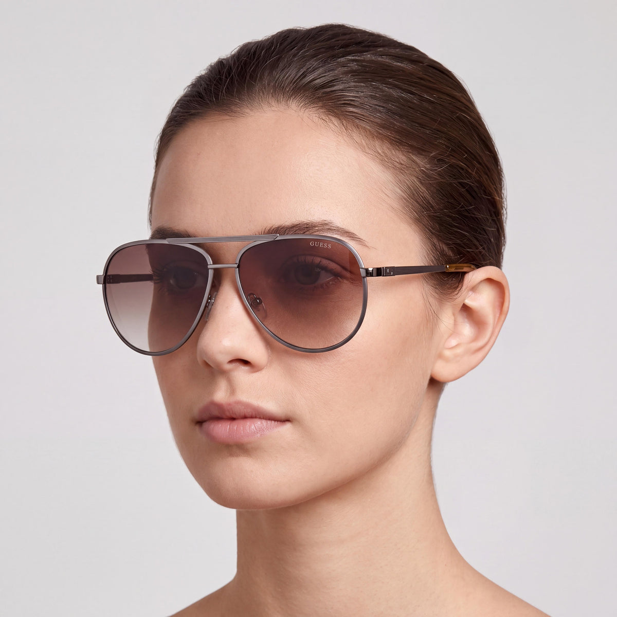 Gafas de sol de aviador metálicas a rayas GUESS para mujer, montura de metal satinado brillante, lentes marrones degradadas, 100% protección UV, 61 mm, Photo 5