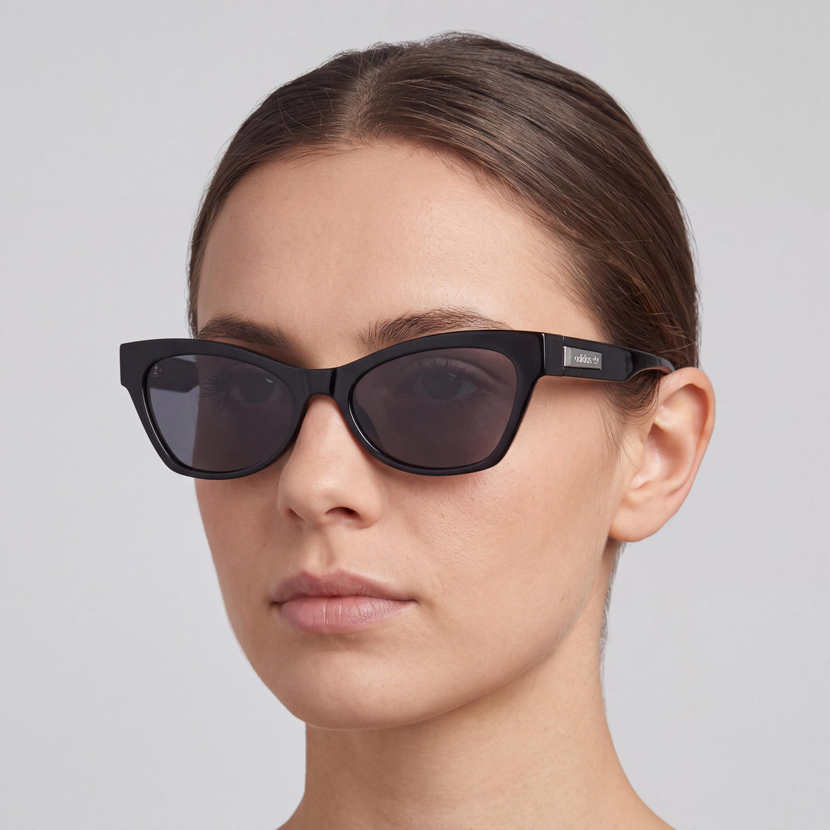 adidas Gafas de sol clásicas para mujer, armazón de plástico negro brillante, lentes ahumadas de 54 mm, Photo 4