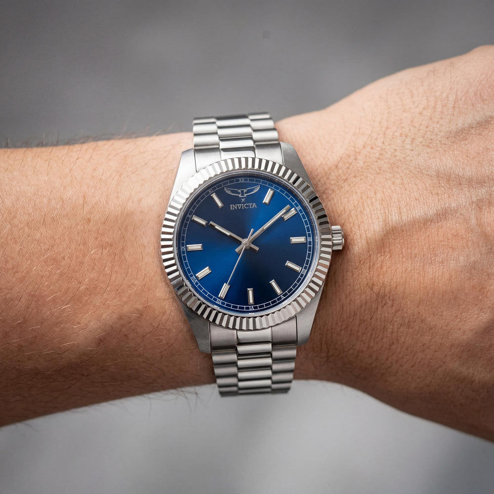 Reloj de cuarzo unisex Invicta Specialty 69015, caja de acero inoxidable de 40 mm, esfera azul, brazalete de acero inoxidable.