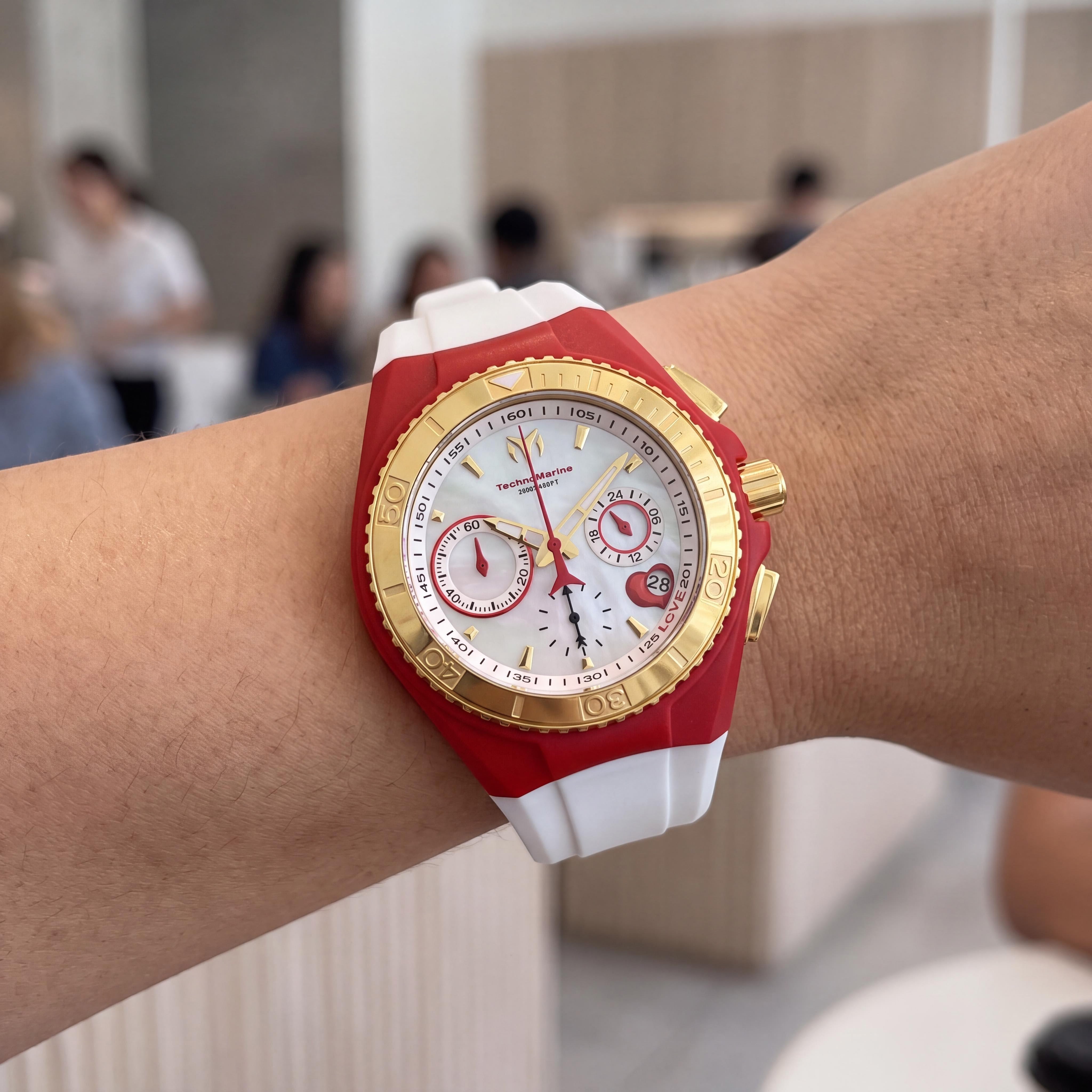 Technomarine Cruise TM-117003 San Valentín para mujer, caja de oro amarillo de 40 mm, esfera de nácar blanca, cronógrafo de cuero rojo, corazón abierto, Photo 4