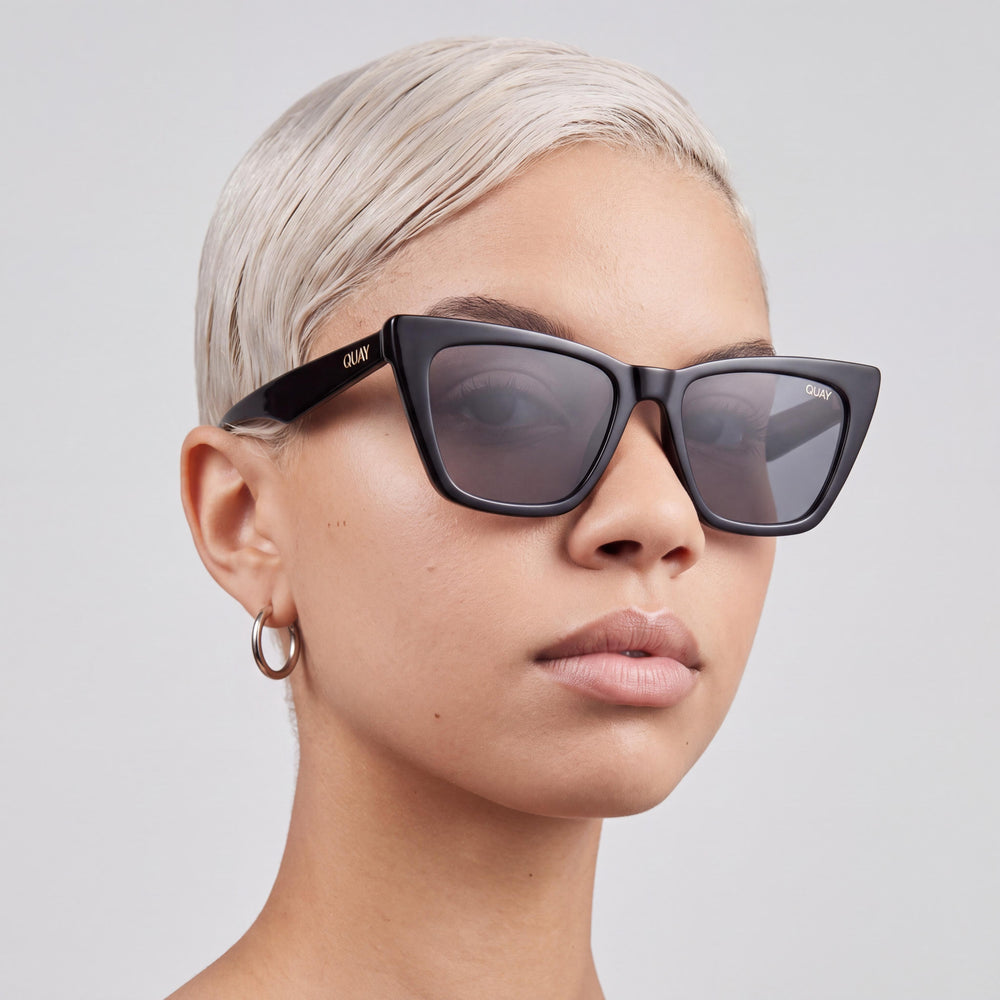 QUAY AUSTRALIA Gafas de sol polarizadas Call the Shots para mujer, armazón negro inyectado, lente ahumada, protección UV del 100 %, 54 mm