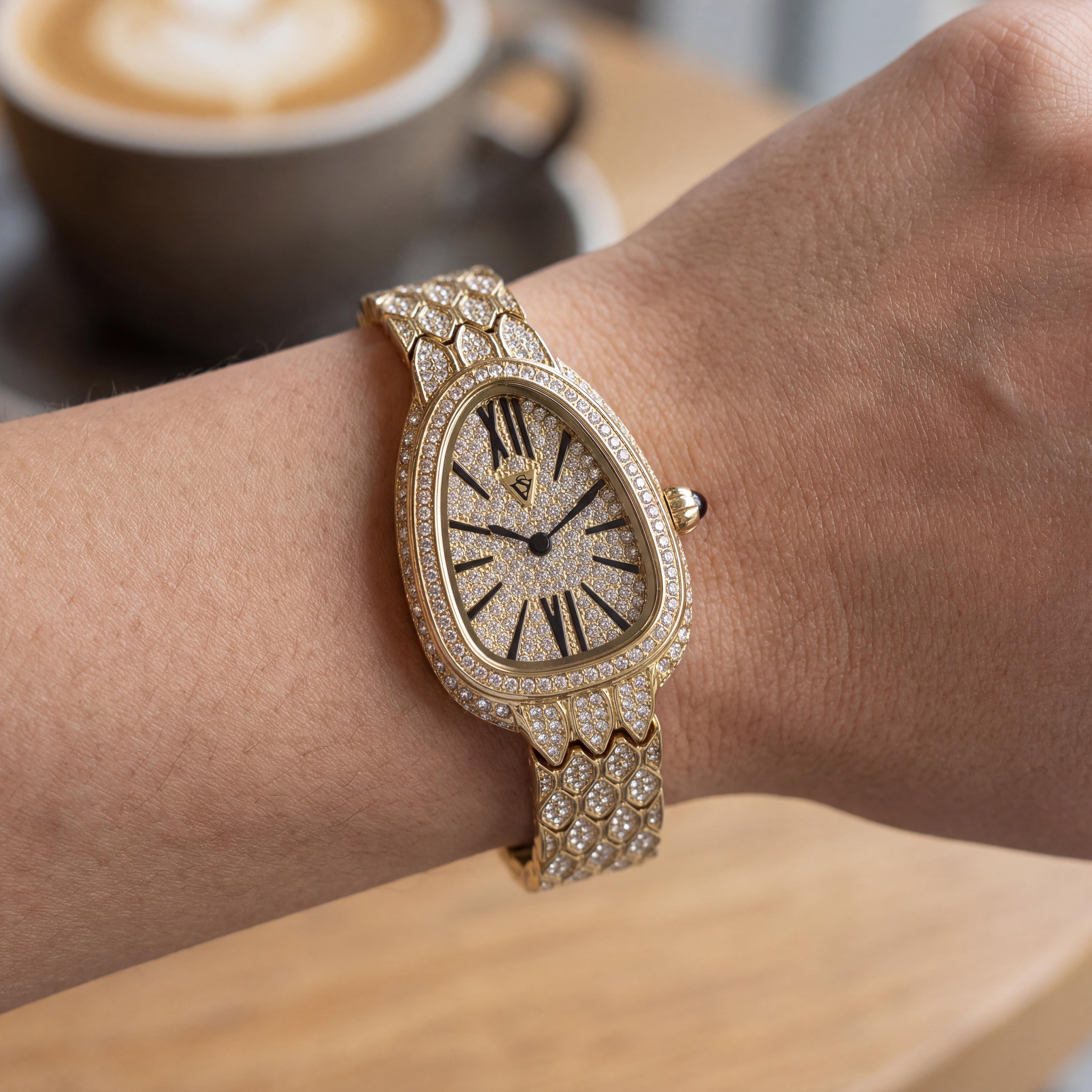 Reloj de pulsera Christian Van Sant para mujer, de acero inoxidable tono dorado con esfera dorada y movimiento de cuarzo, Photo 3