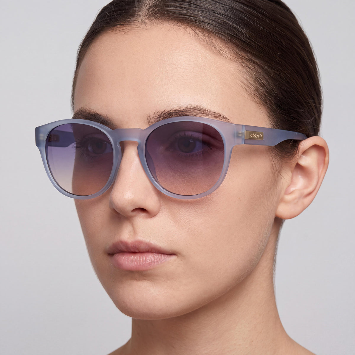 Gafas de sol adidas casual unisex con protección UV y montura de plástico, azul mate degradado humo, lentes azules degradadas de 54 mm, Photo 4