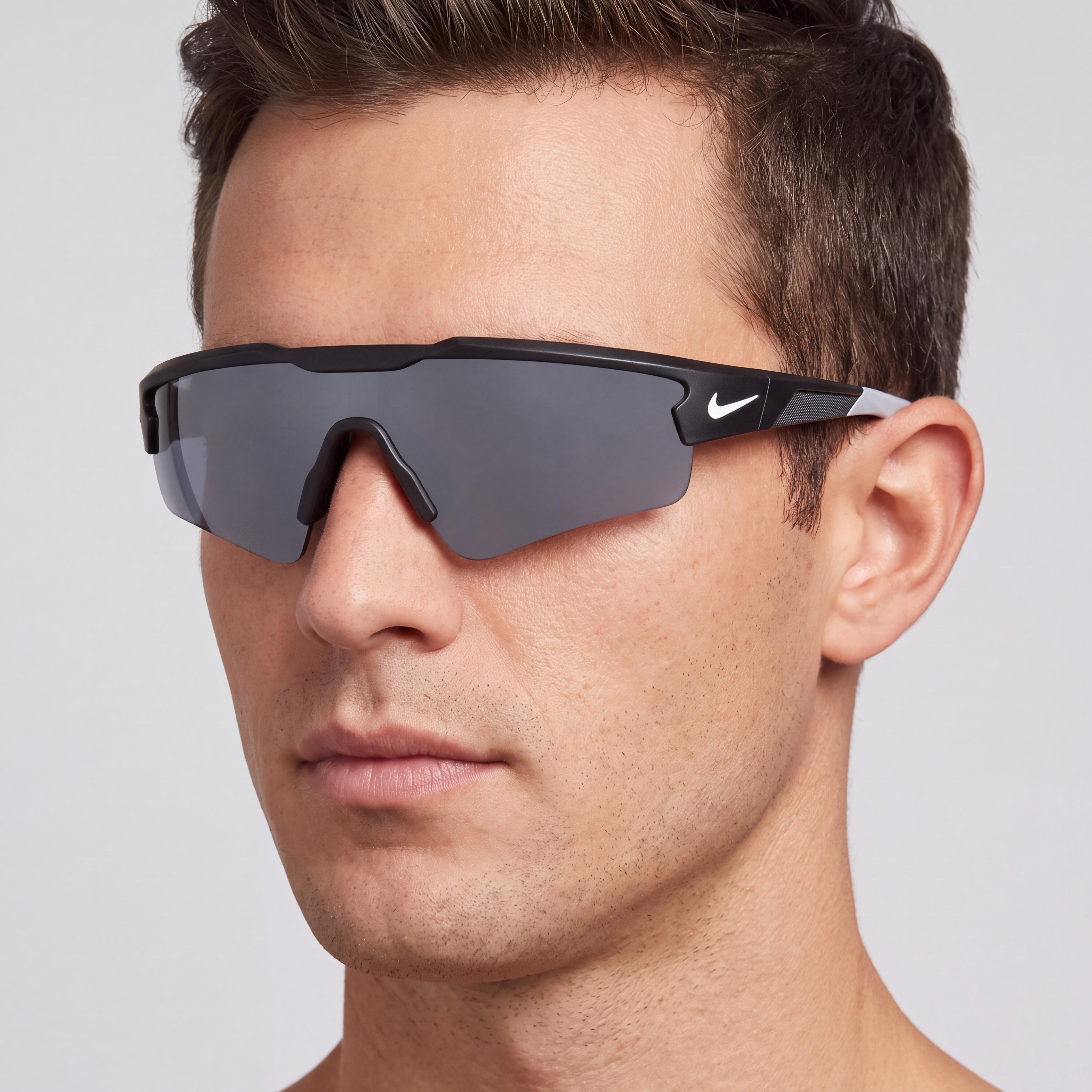 Gafas de Sol Casuales para Hombre Nike CLOAK EV24005, Montura Inyectada, Lentes de Policarbonato, Negro Mate Gris 57mm, Photo 4