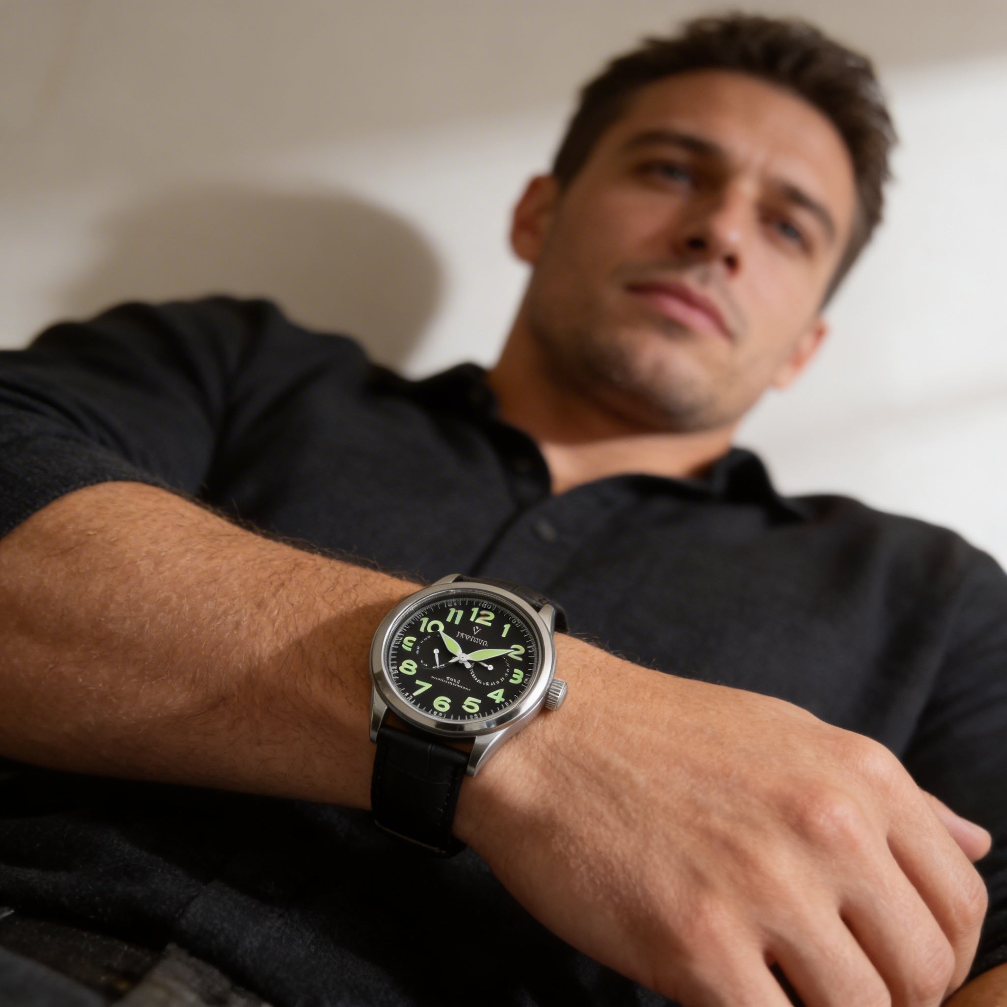 Reloj Invicta Casual para hombre, de cuarzo, acero inoxidable, cuero y esfera negra con pantalla luminosa, resistencia al agua de 50 m, 45 mm, Photo 4