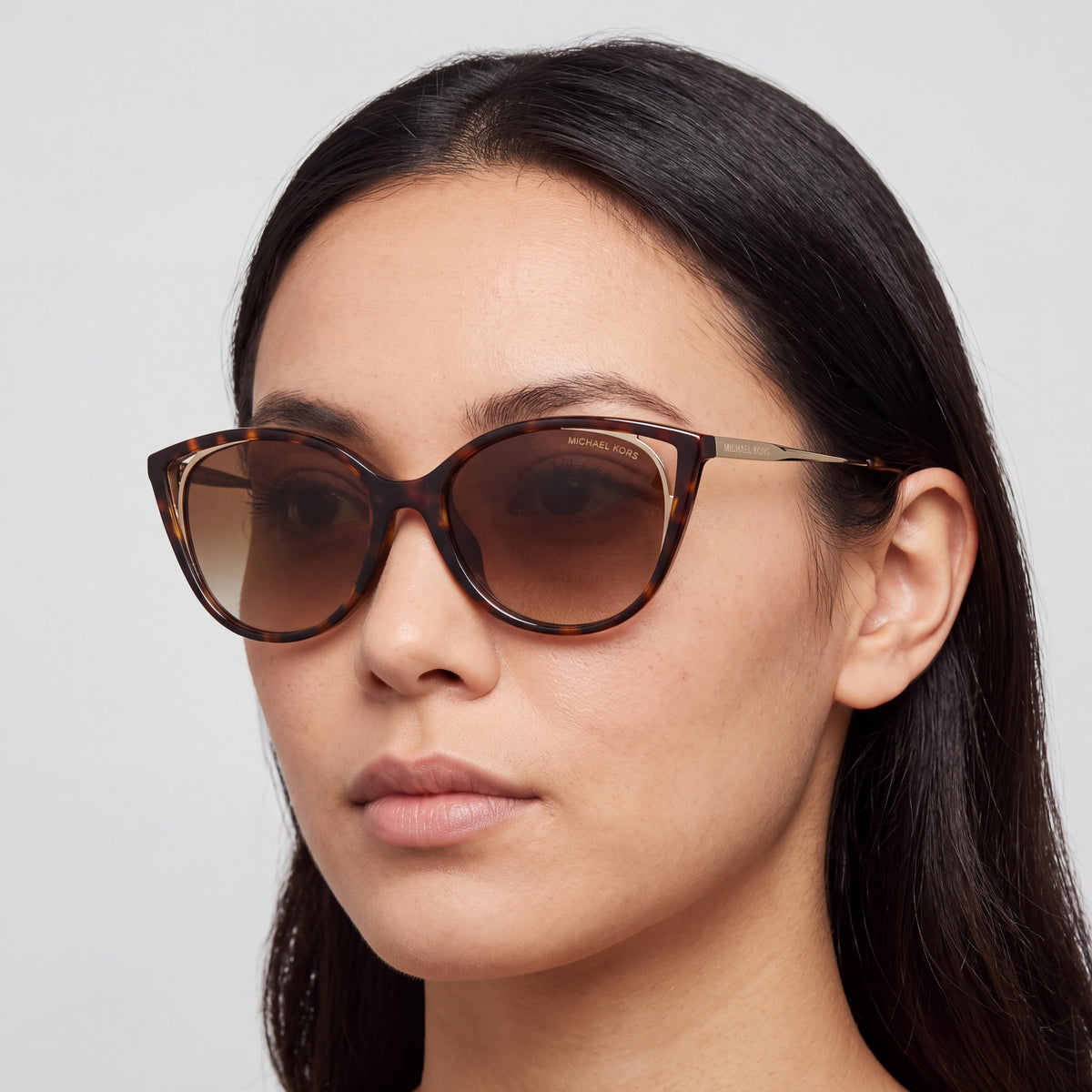 Gafas de sol Michael Kors MK2152U para mujer, de acetato en forma de mariposa y color carey oscuro, con lentes degradadas marrones con protección UV, 55 mm, Photo 3