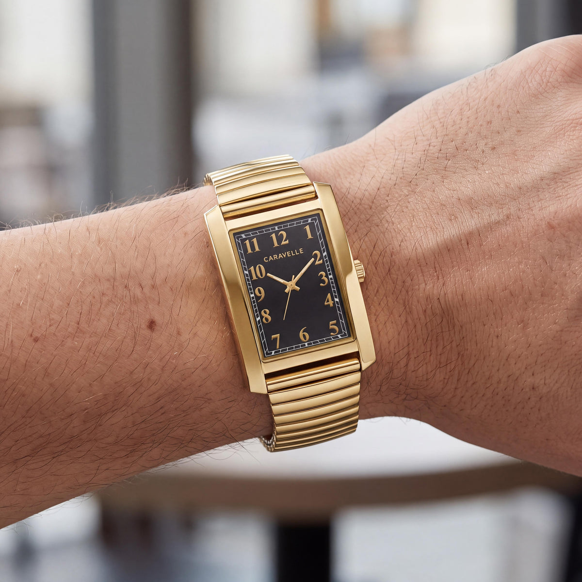 Reloj Caravelle para hombre, estilo elegante, de acero inoxidable en tono dorado con esfera negra y números arábigos, Photo 4