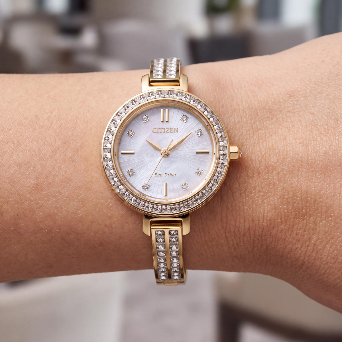 Reloj Citizen Modern Eco-Drive de acero inoxidable en tono dorado con esfera de nácar, resistente al agua, unisex, 25 mm, Photo 4