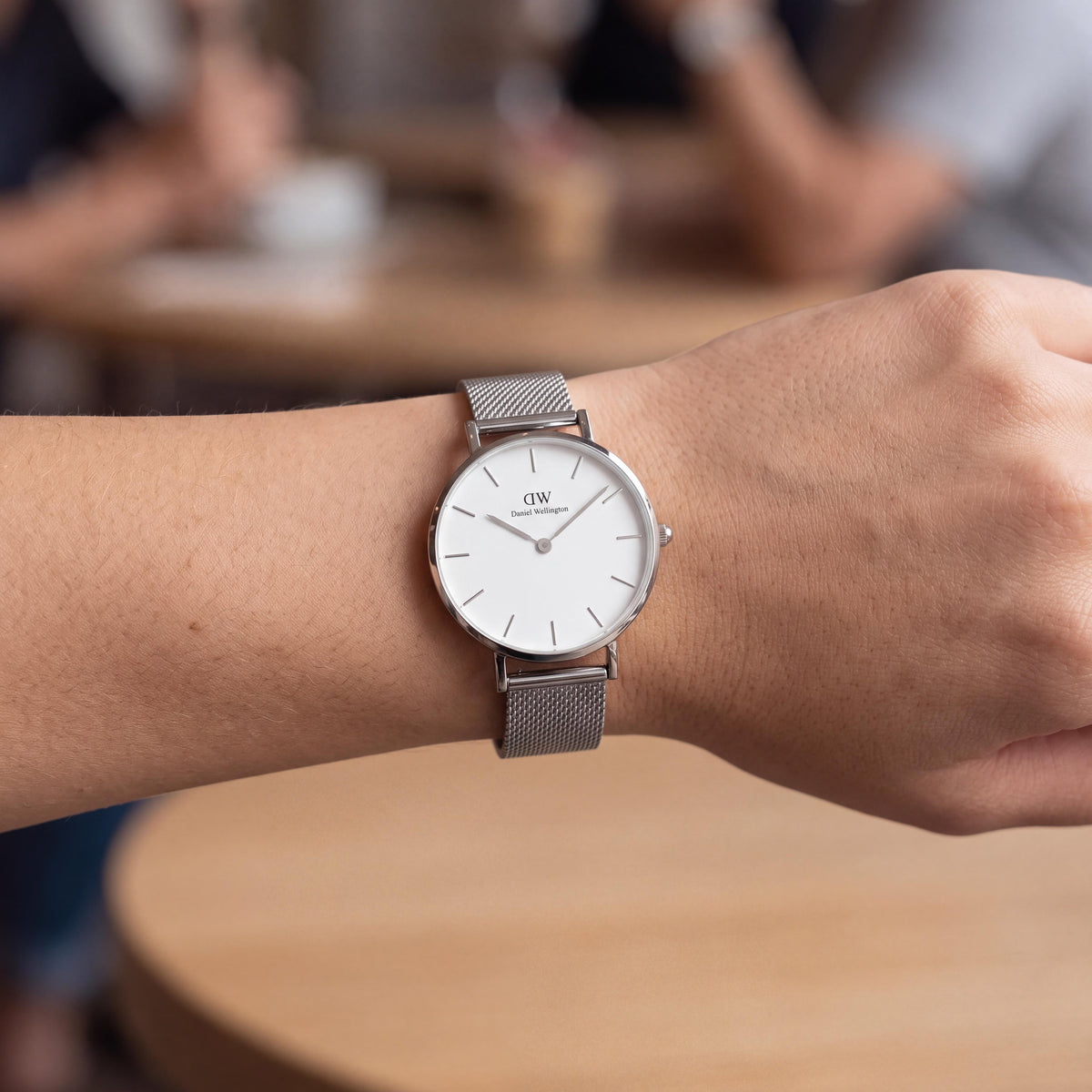 Daniel Wellington DW00100162 Women's Petite Watch, Black Dial, Black Bezel, Silver Stainless Steel Mesh Band, 32mm, Photo 4