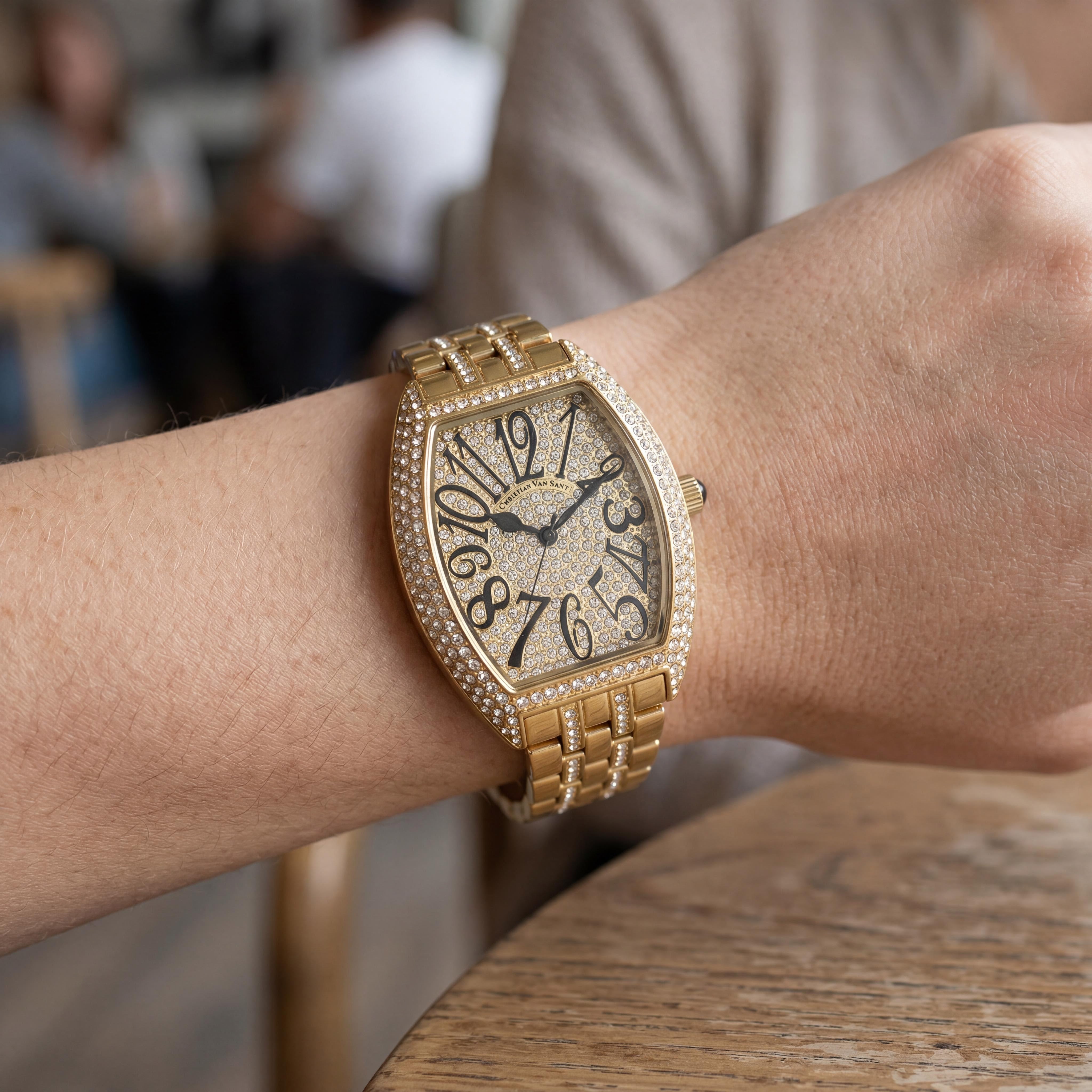 Reloj Christian Van Sant de cuarzo para mujer con caja dorada, brazalete de acero inoxidable y bisel de cristal, Photo 3