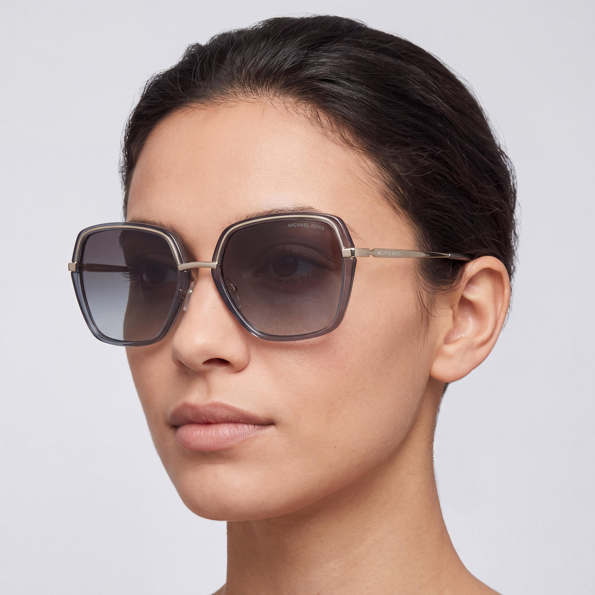 Michael Kors 57 Mm Naples Gafas de sol cuadradas para mujer en oro claro y negro, de material compuesto transparente con degradado gris y protección UV 57mm, Photo 3