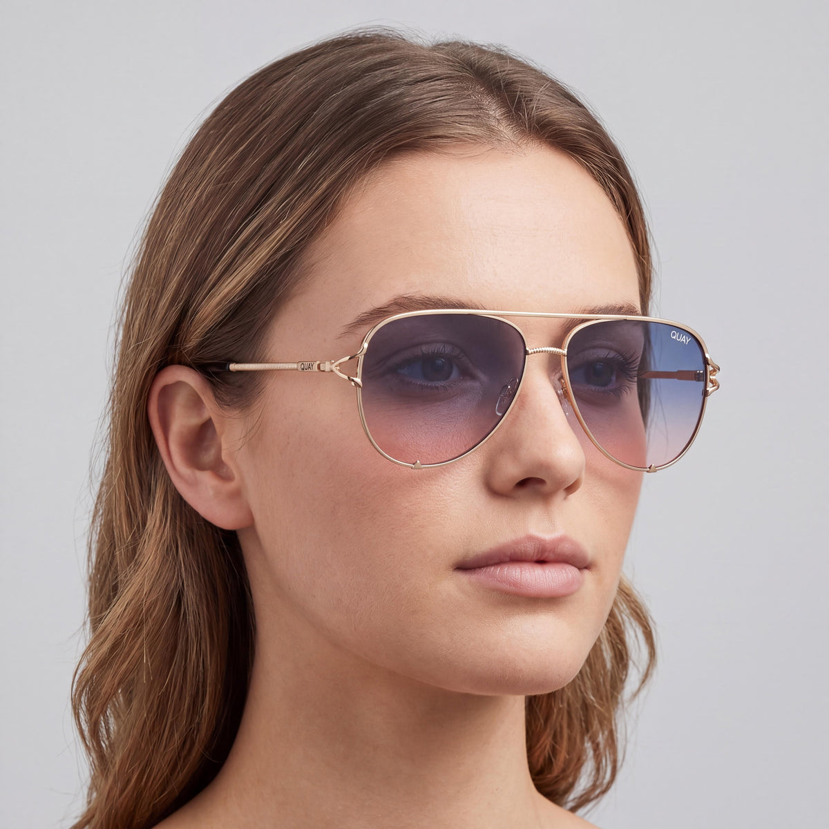 Gafas de sol de aviador para mujer QUAY AUSTRALIA High Key Twist con montura de metal dorado y lentes azul rosado, protección UV, 146 mm, Photo 5