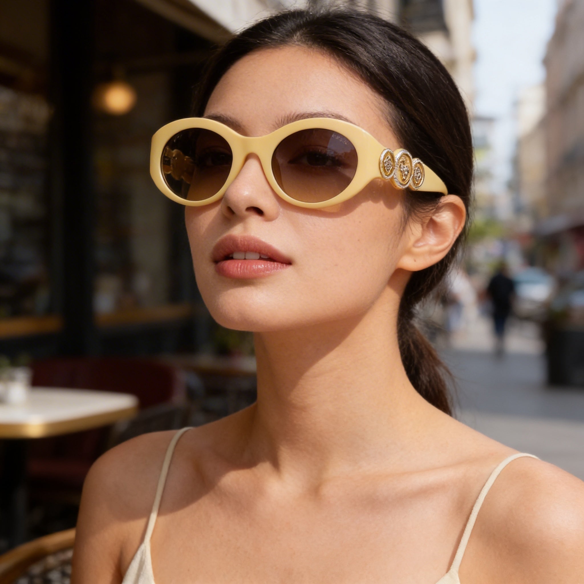 Gafas de sol ovaladas de plástico con peonías para mujer GUESS, montura amarilla clara brillante, lentes ahumadas degradadas, no polarizadas, protección 100% UV, 53 mm, Photo 5