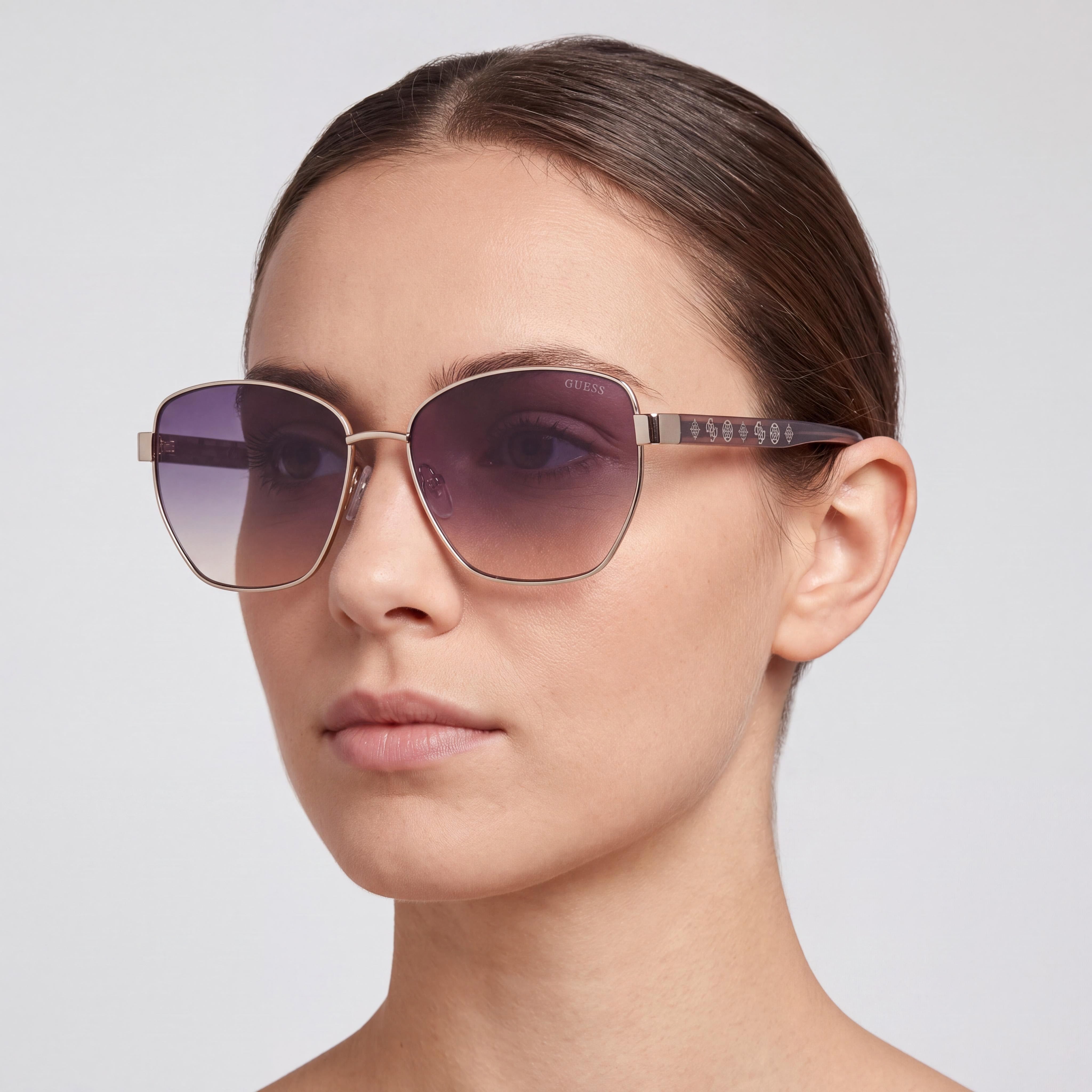 GUESS Gafas de sol casuales para mujer, de metal gris con lentes morados con protección UV, 56 mm, Photo 4