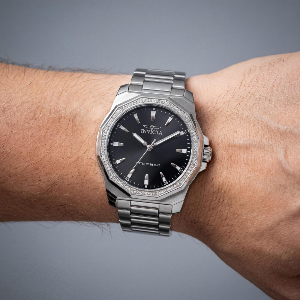 Reloj Invicta Speedway 49103 para hombre, con movimiento de cuarzo, pulsera de acero inoxidable plateada, esfera negra y caja de 42 mm.