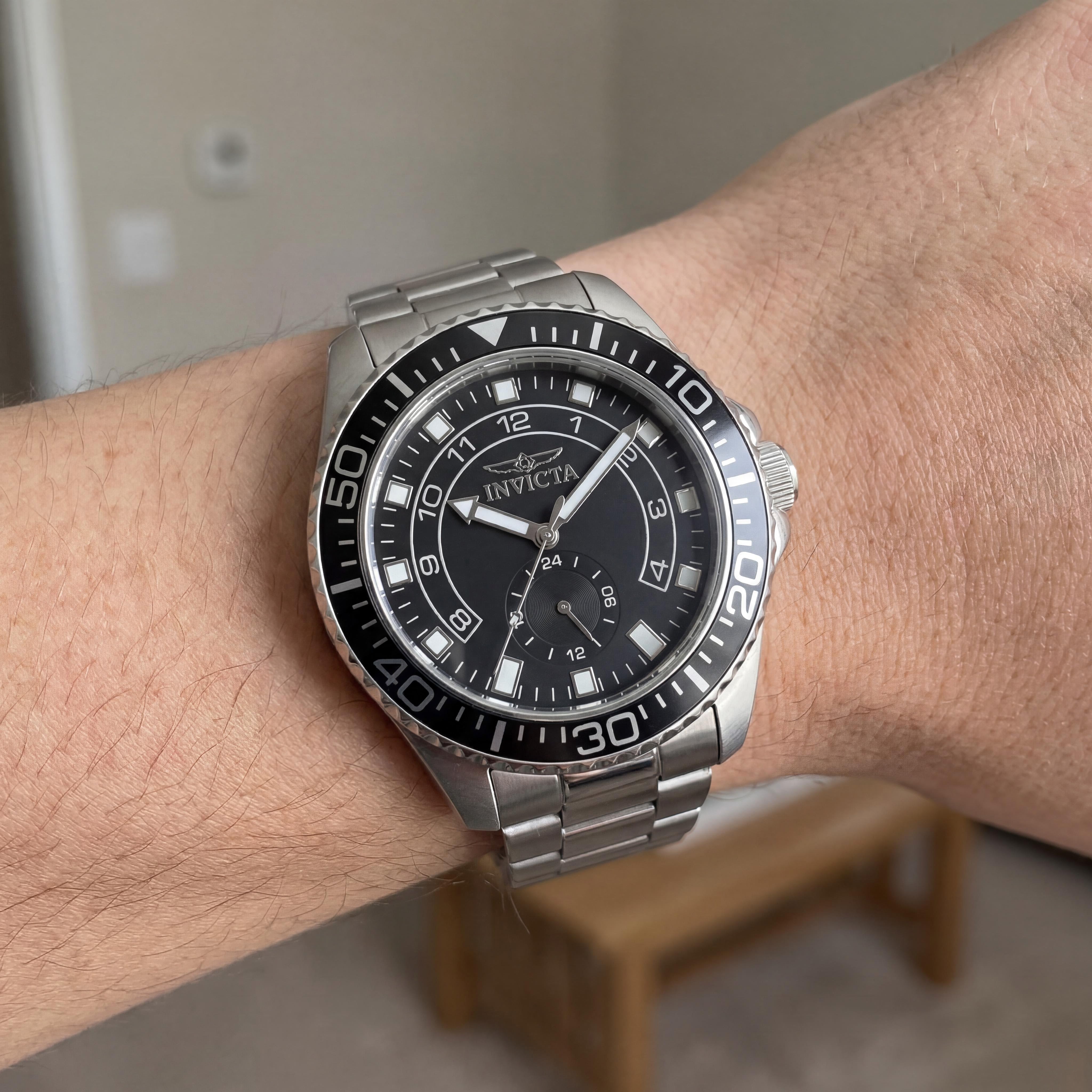 Reloj Invicta unisex de 44 mm con brazalete de acero inoxidable plateado, esfera negra, cristal Hardlex, resistente al agua y a los arañazos, Photo 4