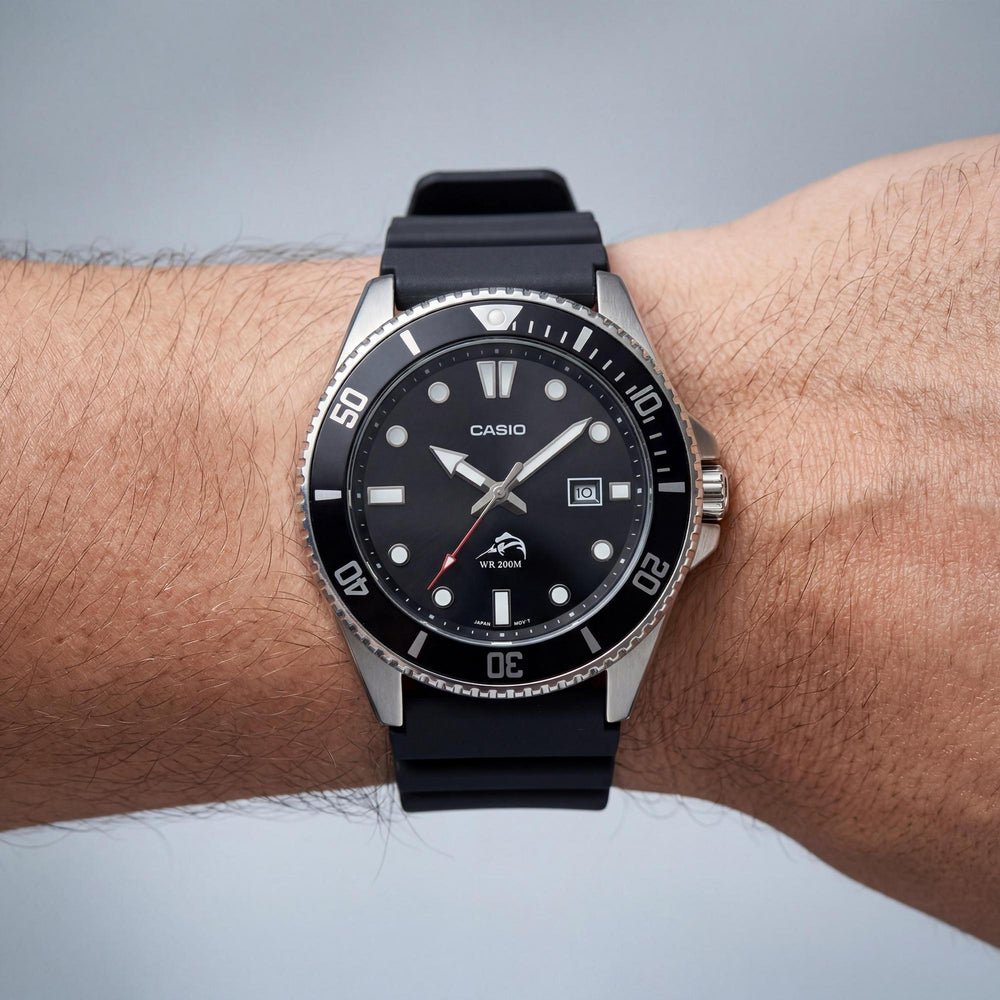 Reloj Casio para hombre con correa de resina, caja de acero inoxidable negro/plateado, esfera negra, resistente al agua, segundero.