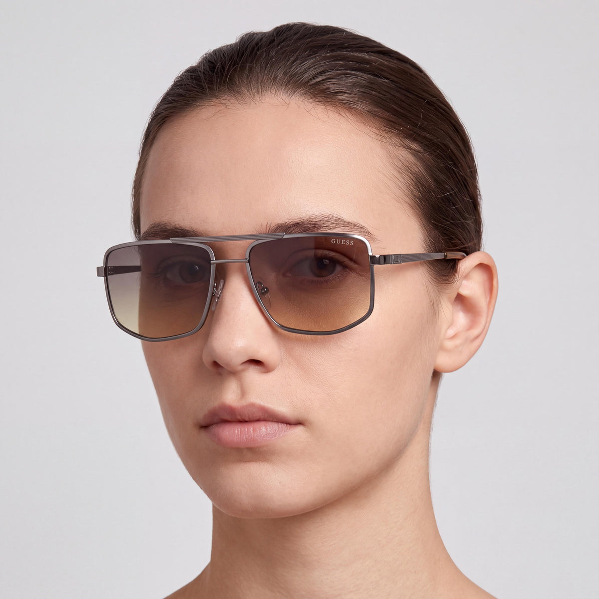 GUESS Gu00208 Montura metálica unisex en metal pulido satinado con lentes degradadas ahumadas, protección UV, 57 mm, Photo 4