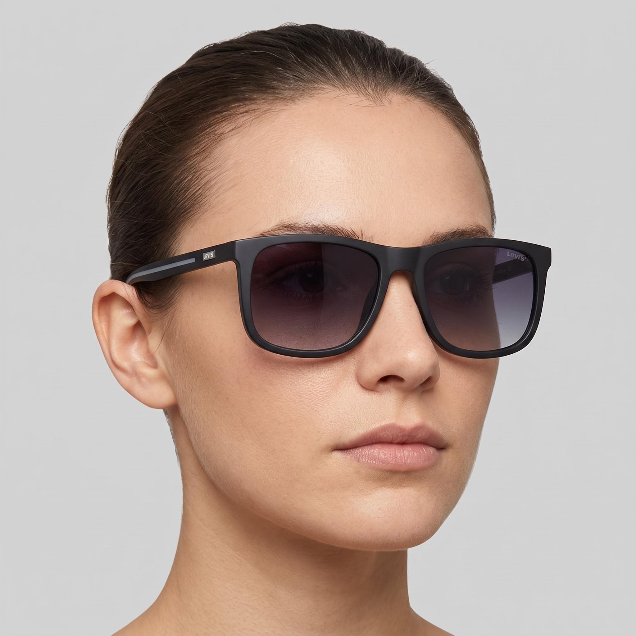 Gafas de sol Levi's modernas para mujer, montura de poliamida ecológica negra con lentes degradadas gris oscuro, ancho de lente de 56 mm, protección UV, Photo 5