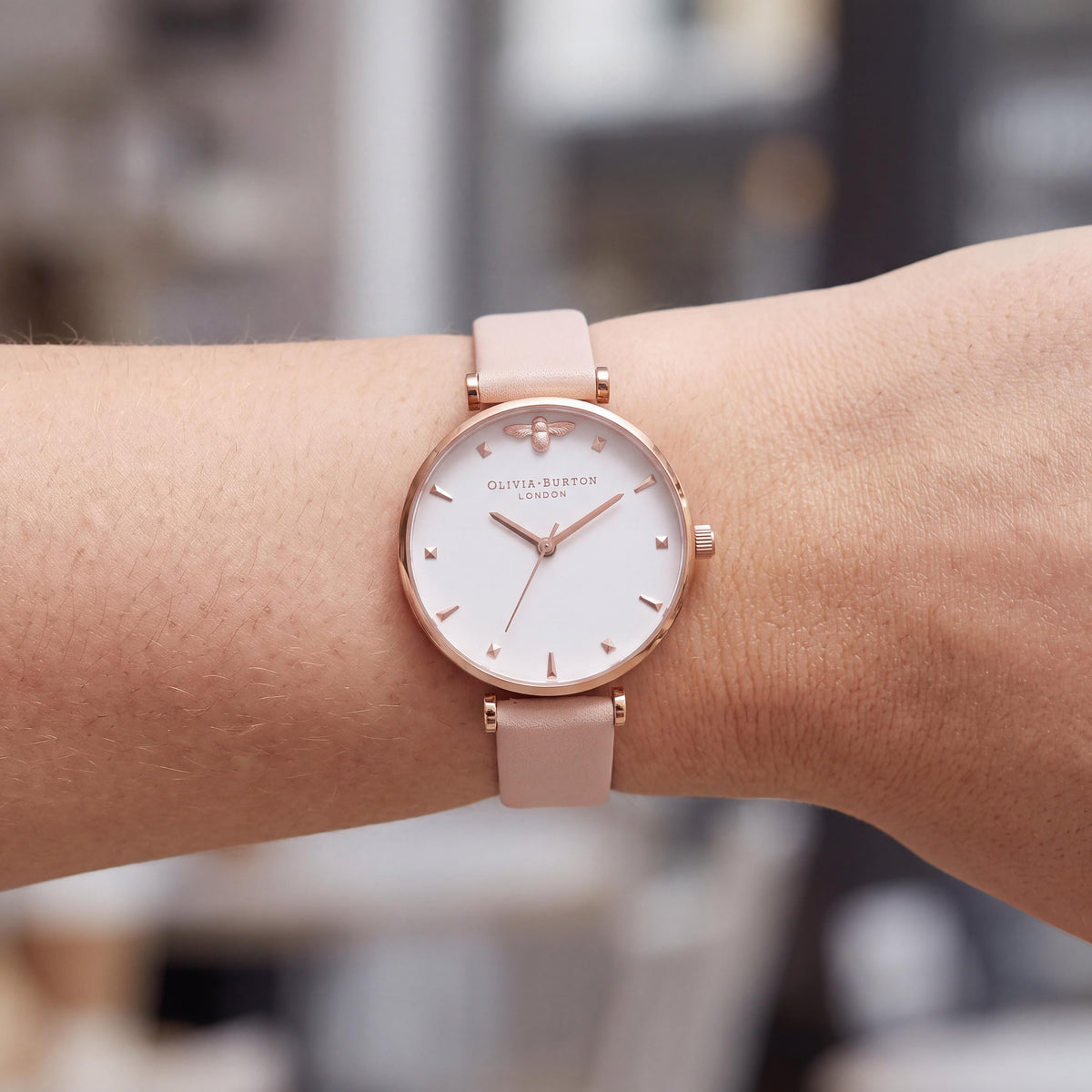 Reloj de mujer Olivia Burton de 30 mm, correa de piel nude peach, esfera blanca y caja de acero inoxidable oro rosa, Photo 3