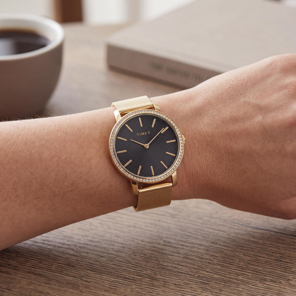 Reloj Timex Transcend de 34 mm para mujer con cristales, esfera negra, correa de malla de acero inoxidable en tono dorado, Photo 4