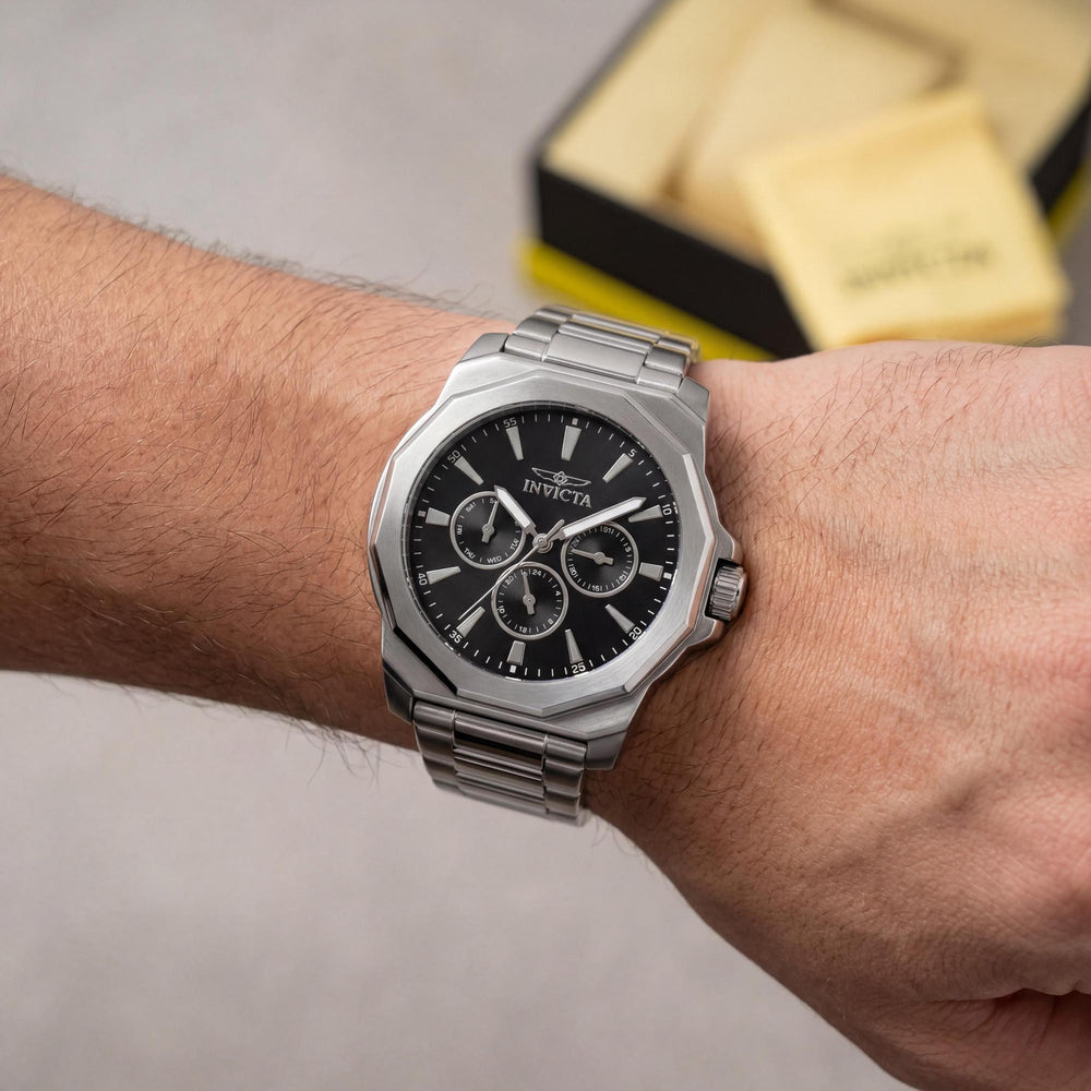 Reloj Invicta 46842 Fashion para hombre, de cuarzo, de 42 mm, de acero inoxidable plateado con esfera negra y resistente a arañazos.