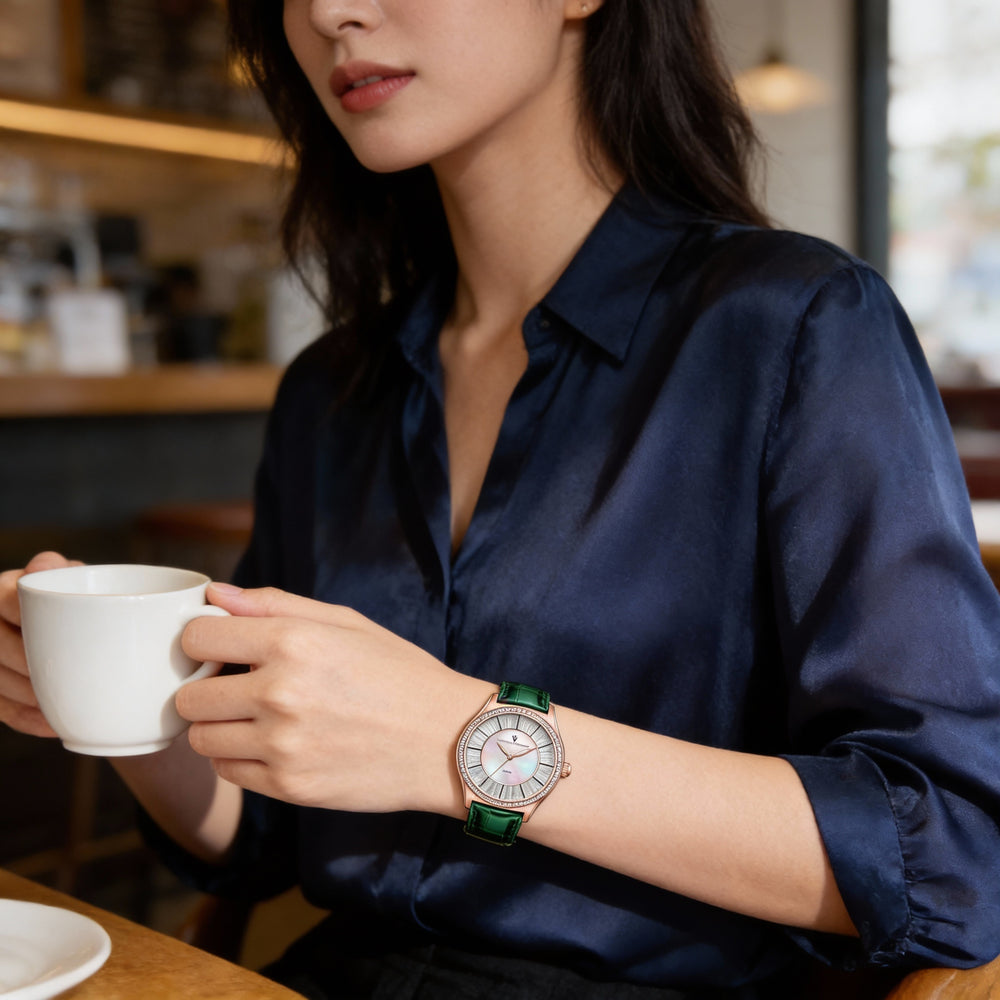 Reloj moderno Christian Van Sant para mujer, resistente al agua, con esfera de nácar, caja de acero inoxidable y correa de piel