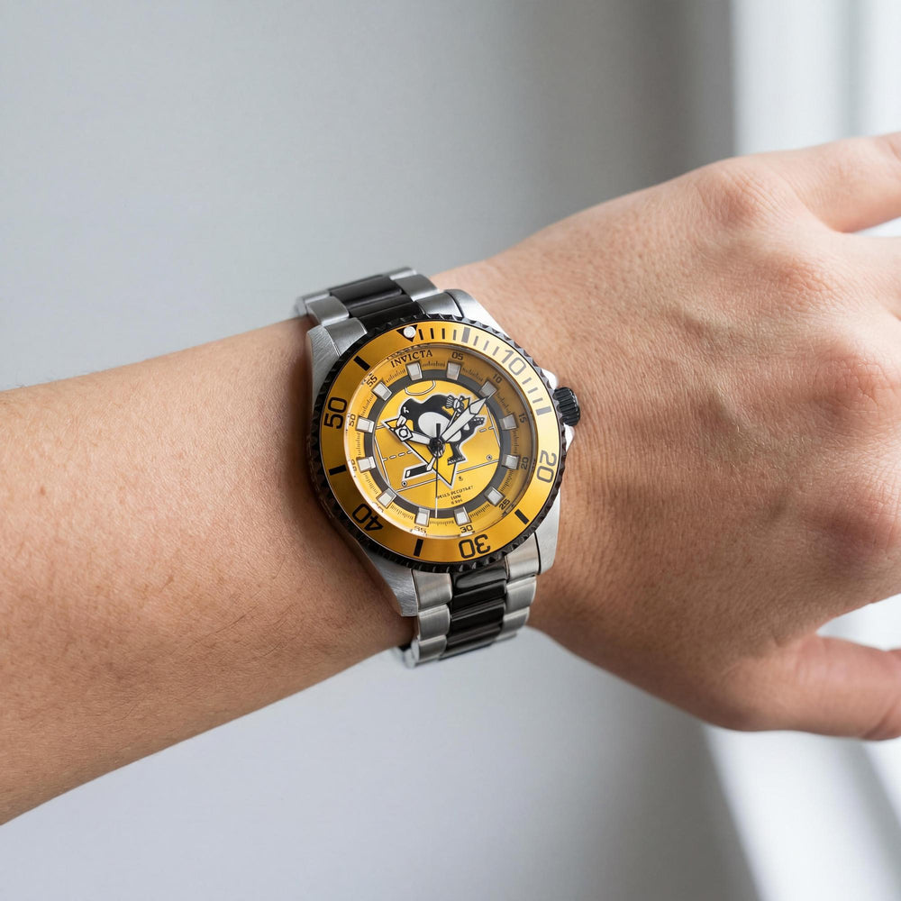 Reloj Invicta IN-42208-AMZUK para mujer, resistente al agua, de acero inoxidable plateado con esfera amarilla de 38 mm.