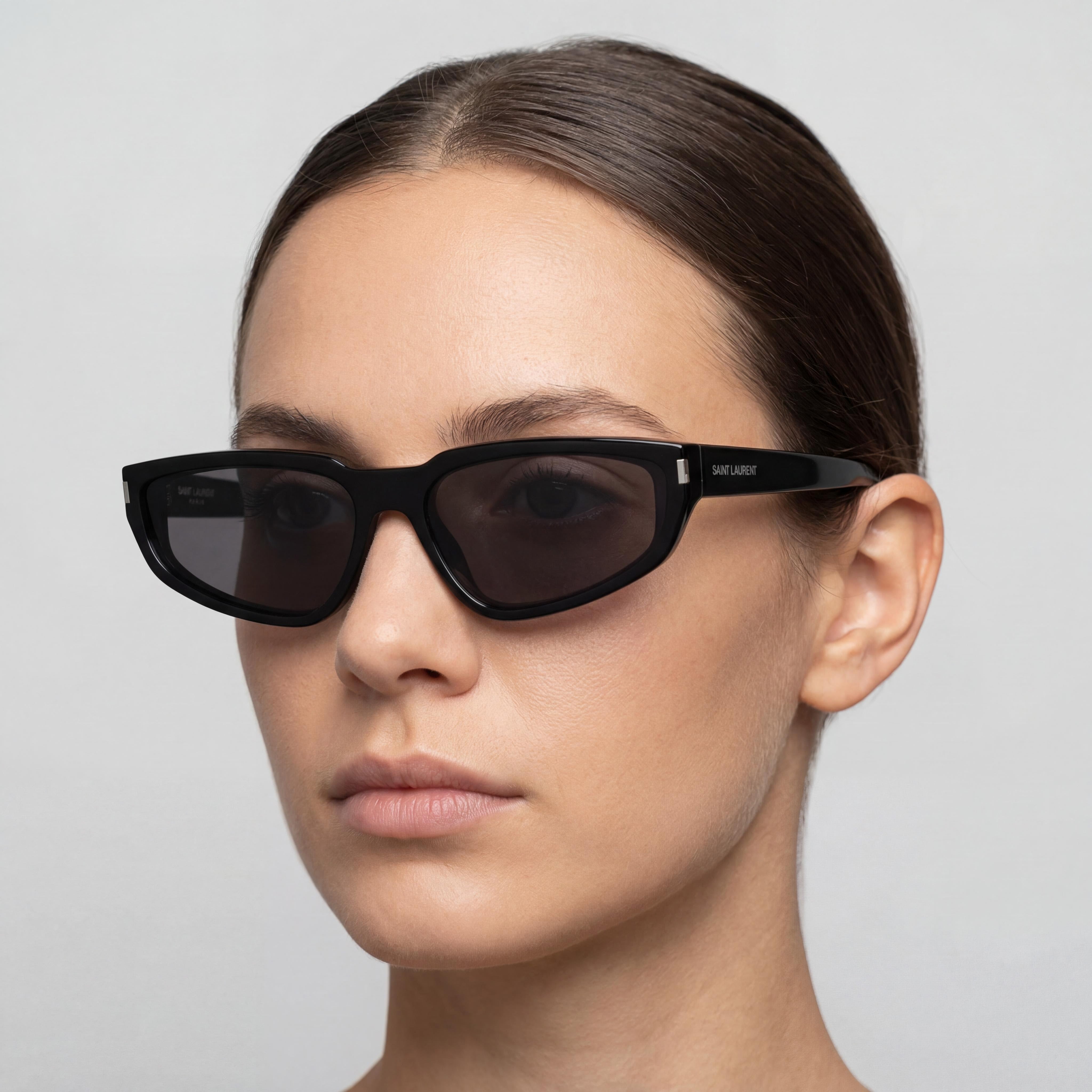 Gafas de sol clásicas Yves Saint Laurent SL 634 Nova para mujer, montura negra reciclada y lentes negras, 61 mm, Photo 4