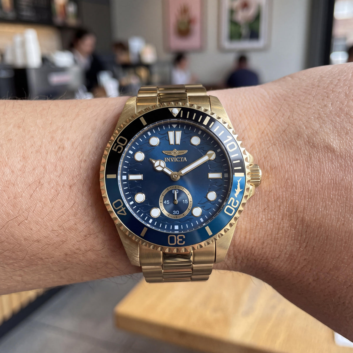 Invicta Pro Diver 49435 Reloj de Pulsera Unisex de Cuarzo de Acero Inoxidable Dorado con Esfera Azul de 43 mm, Resistente al Agua 10 ATM, Photo 4