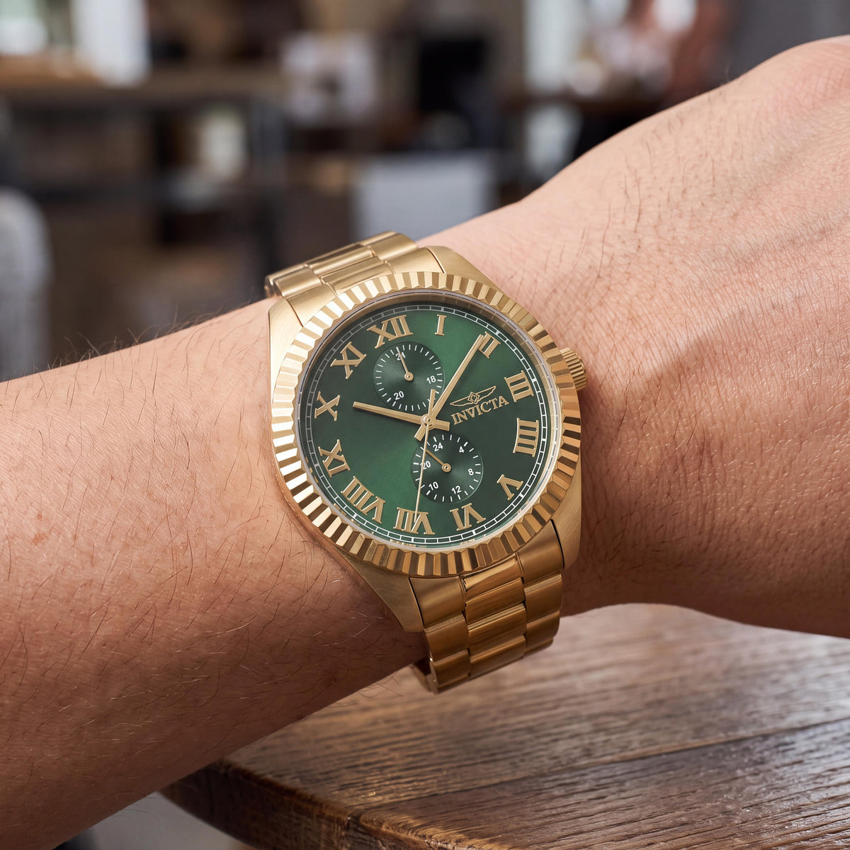 Invicta Specialty 47430 Reloj cronógrafo unisex de cuarzo, brazalete de acero inoxidable tono dorado, esfera verde, 43 mm, Photo 3