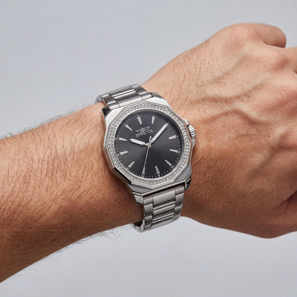 Reloj unisex Invicta Speedway 49111 de cuarzo con pulsera de acero inoxidable en tono plateado y esfera negra de 34 mm.